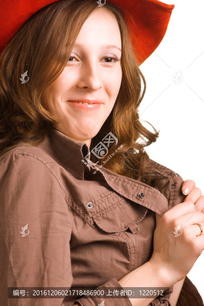 戴著紅帽子和襯衫的女孩