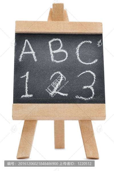 以字母ABC和數(shù)字123寫上黑板孤立在白色背景