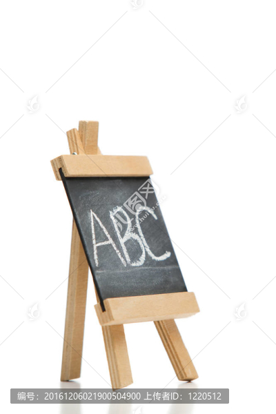 傾斜的黑板上寫著字母ABC