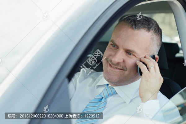 商人在車上用手機(jī)說話