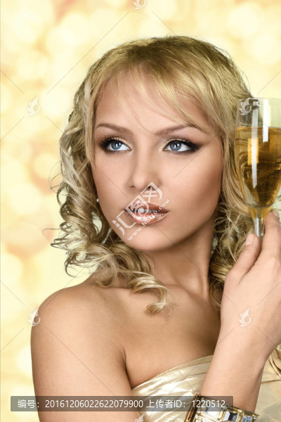 帶香檳酒杯的年輕金發(fā)女郎