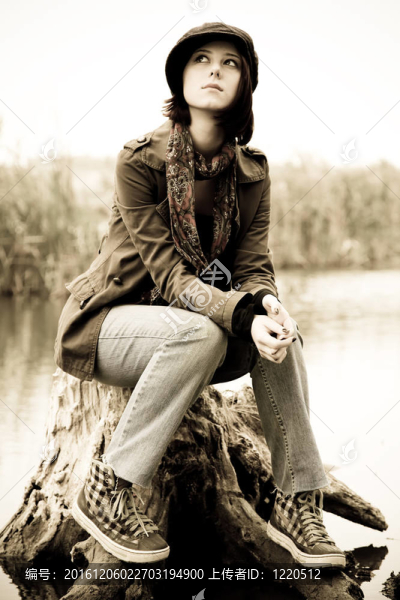 坐在水里的女孩。復古風格的照片。