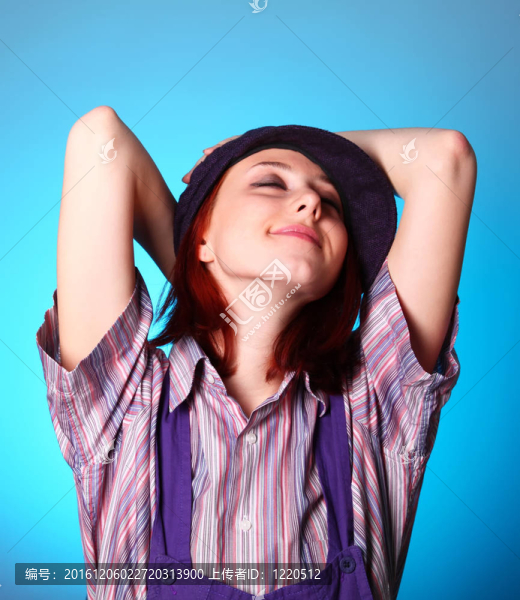 美麗的女孩手靠近帽子和微笑