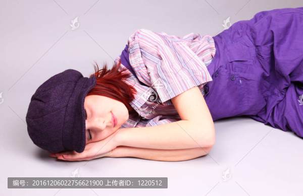 美麗的女孩睡在地板上