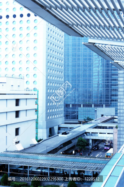 與辦公樓和橋在香港的城市景觀。