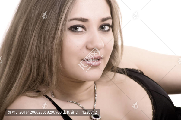 穿黑裙子的漂亮女孩
