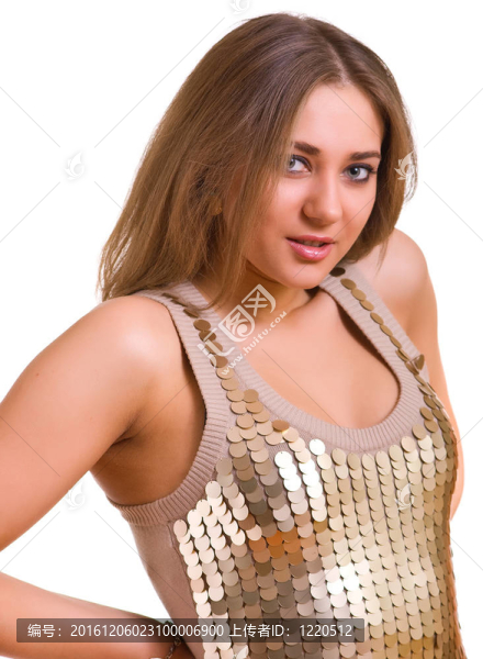 穿著金色連衣裙的年輕漂亮女人