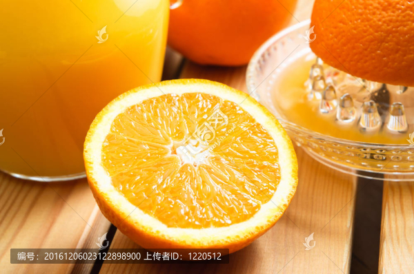 橙汁和擠壓
