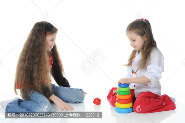 兩姐妹畫玩玩具
