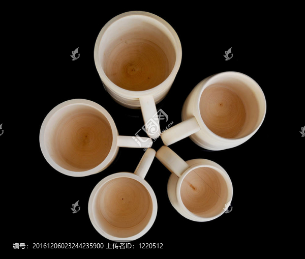 一個(gè)木制啤酒杯的圖像