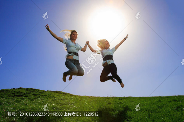 兩個(gè)美麗的女孩在山上