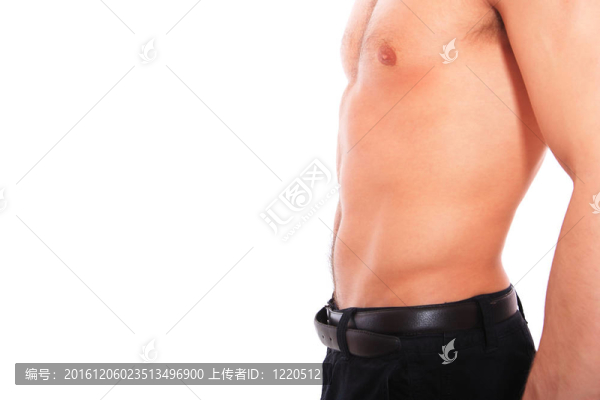 牛仔褲赤裸上身的男子
