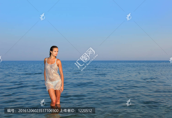 在海灘上放松的女人