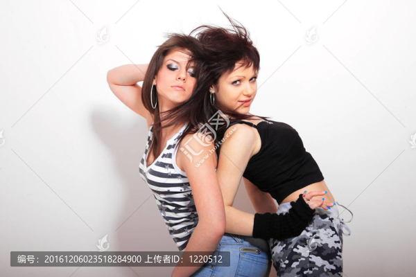 兩個美麗的女孩跳舞