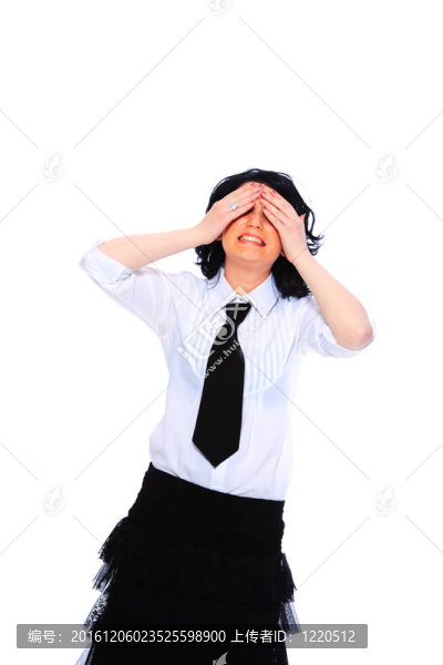穿著白色上衣和裙子的女人