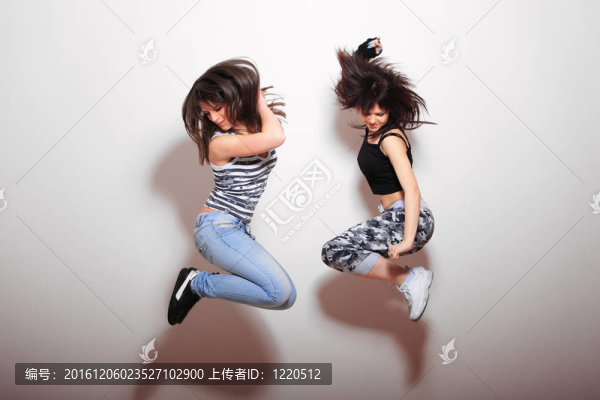 兩個漂亮女孩跳