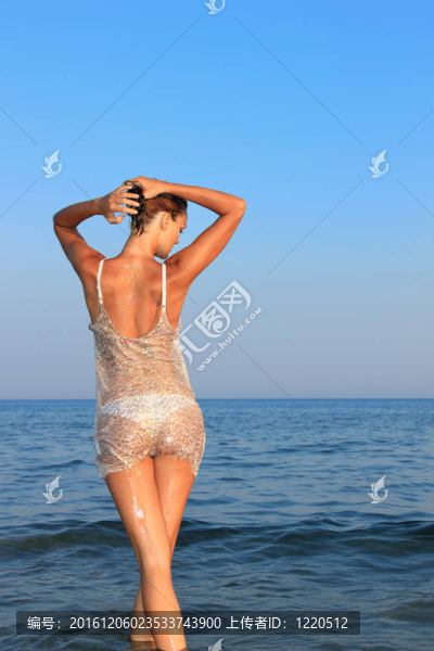 在海灘上放松的女人