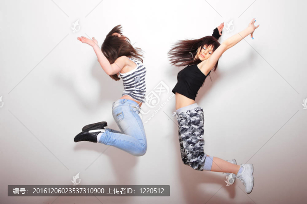 兩個(gè)漂亮女孩跳