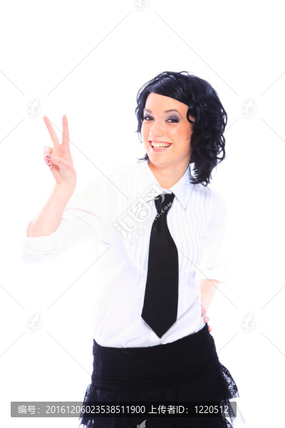 穿著白色上衣和裙子的女人