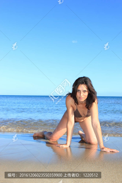 在海灘上放松的女人