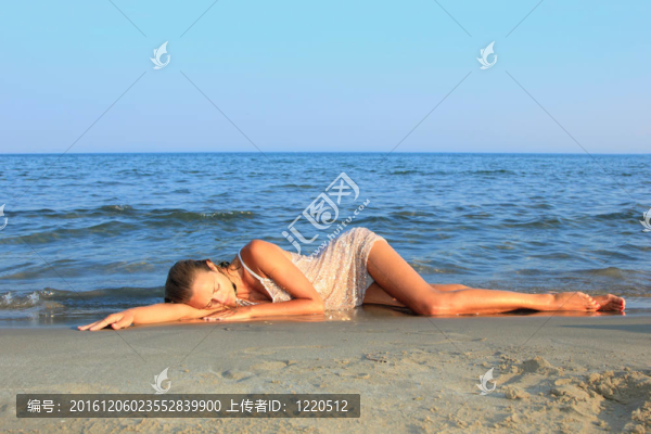在海灘上放松的女人