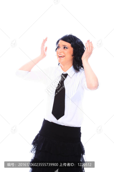 穿著白色上衣和裙子的女人