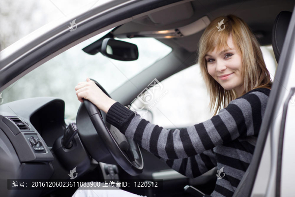 漂亮的年輕女人開著她的新車