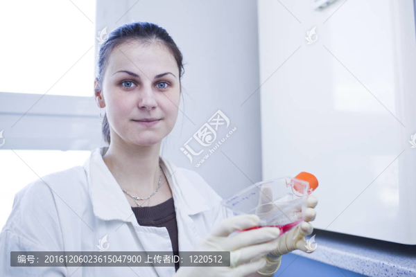 一位女研究員在實(shí)驗(yàn)室做研究的畫(huà)像