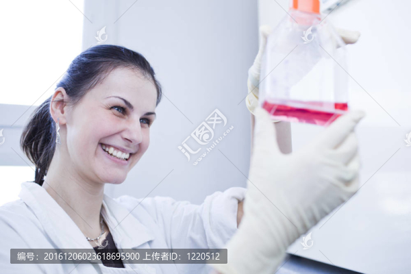 一位女研究員在實(shí)驗(yàn)室做研究的畫(huà)像