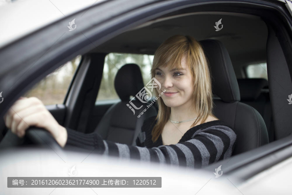 漂亮的年輕女人開著她的新車