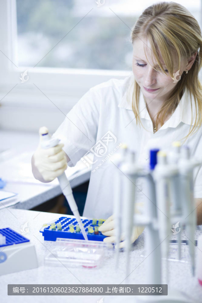 一位女研究員在實驗室做研究的畫像
