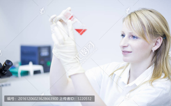 一位女研究員在實驗室做研究的畫像