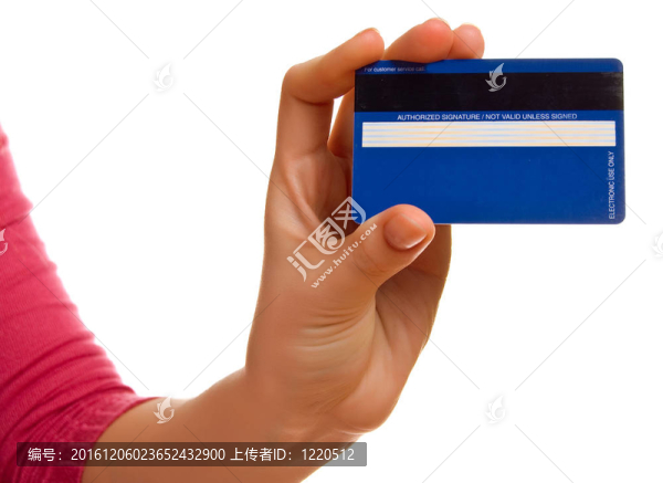 女性手中的藍色信用卡