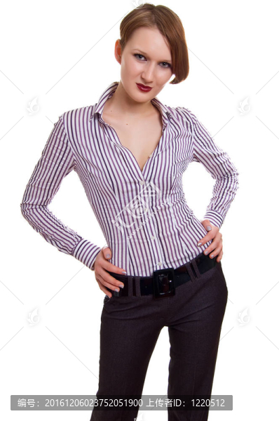 穿條紋襯衫和黑褲子的年輕女孩