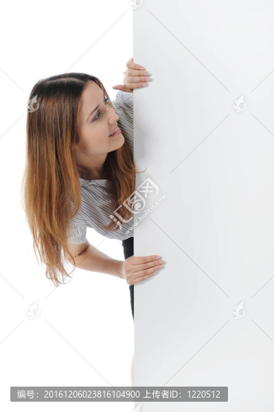 抱著空床單的年輕女子