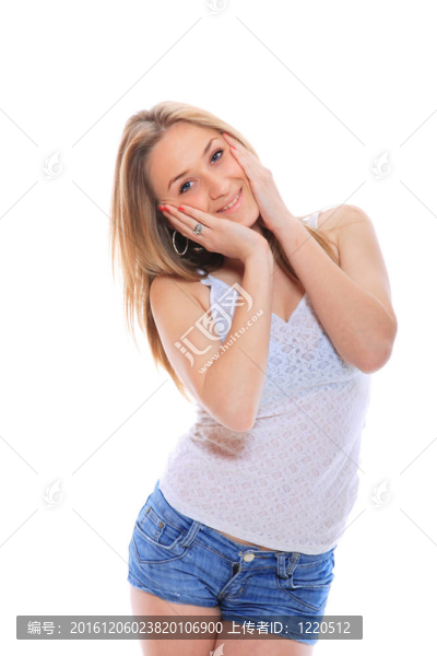 穿牛仔短褲的年輕女子