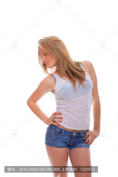 穿牛仔短褲的年輕女子