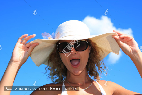 在海灘上放松的女人