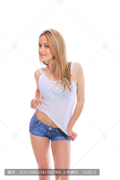 穿牛仔短褲的年輕女子