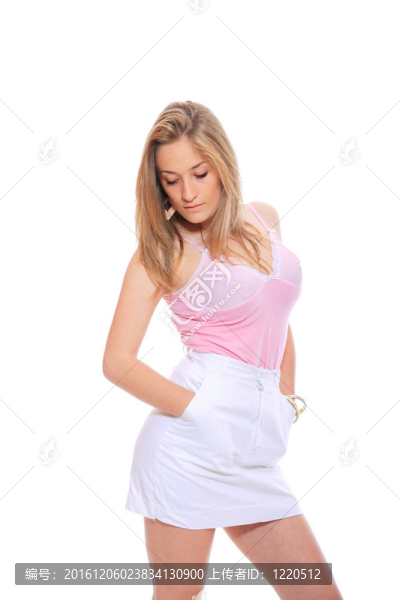 穿著白色連衣裙的漂亮女人。