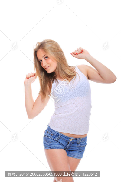 穿牛仔短褲的年輕女子