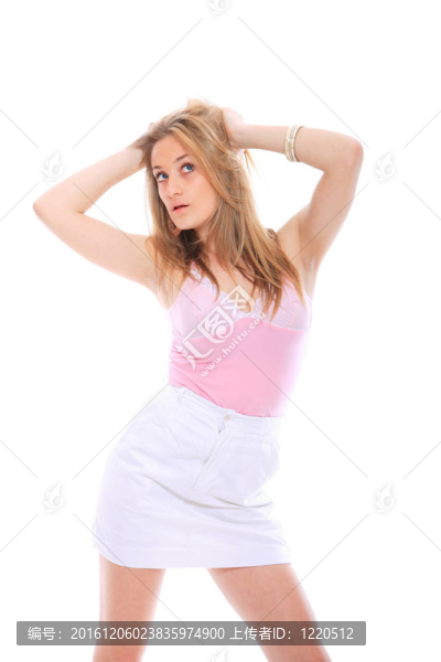 穿著白色連衣裙的漂亮女人。