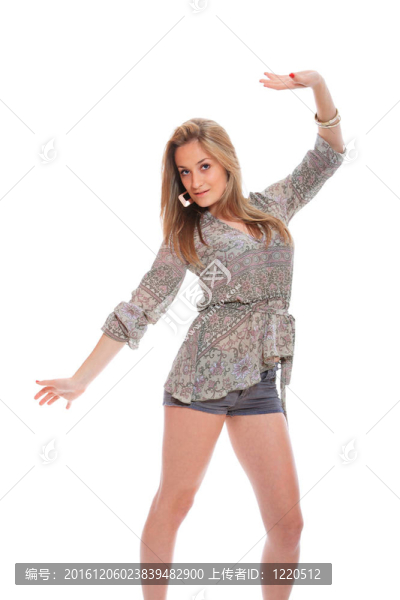 穿牛仔短褲的年輕女子