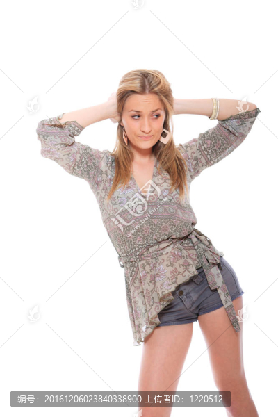 穿牛仔短褲的年輕女子