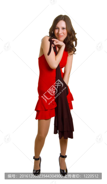 穿紅色連衣裙的女人穿著同樣顏色的棕色衣服