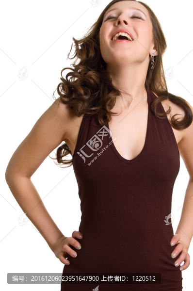 穿棕色連衣裙的年輕笑女人