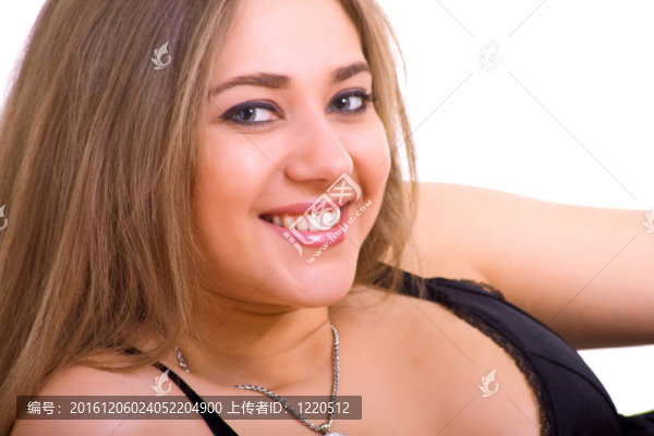 黑衣女孩微笑