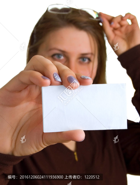 戴眼鏡的年輕婦女空著白牌