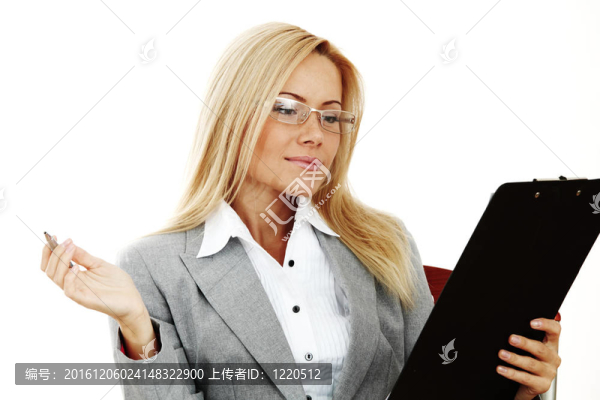 營業(yè)員拿著文件夾寫