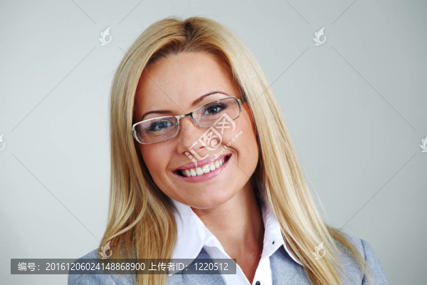 戴眼鏡的商業(yè)女性